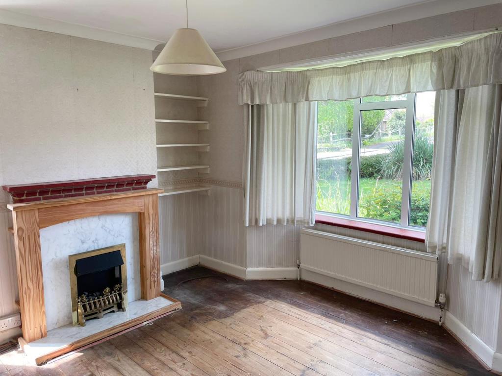 Lot: 126 - DETACHED HOUSE FOR MODERNISATION AND REPAIR - Living room with bay fronted window